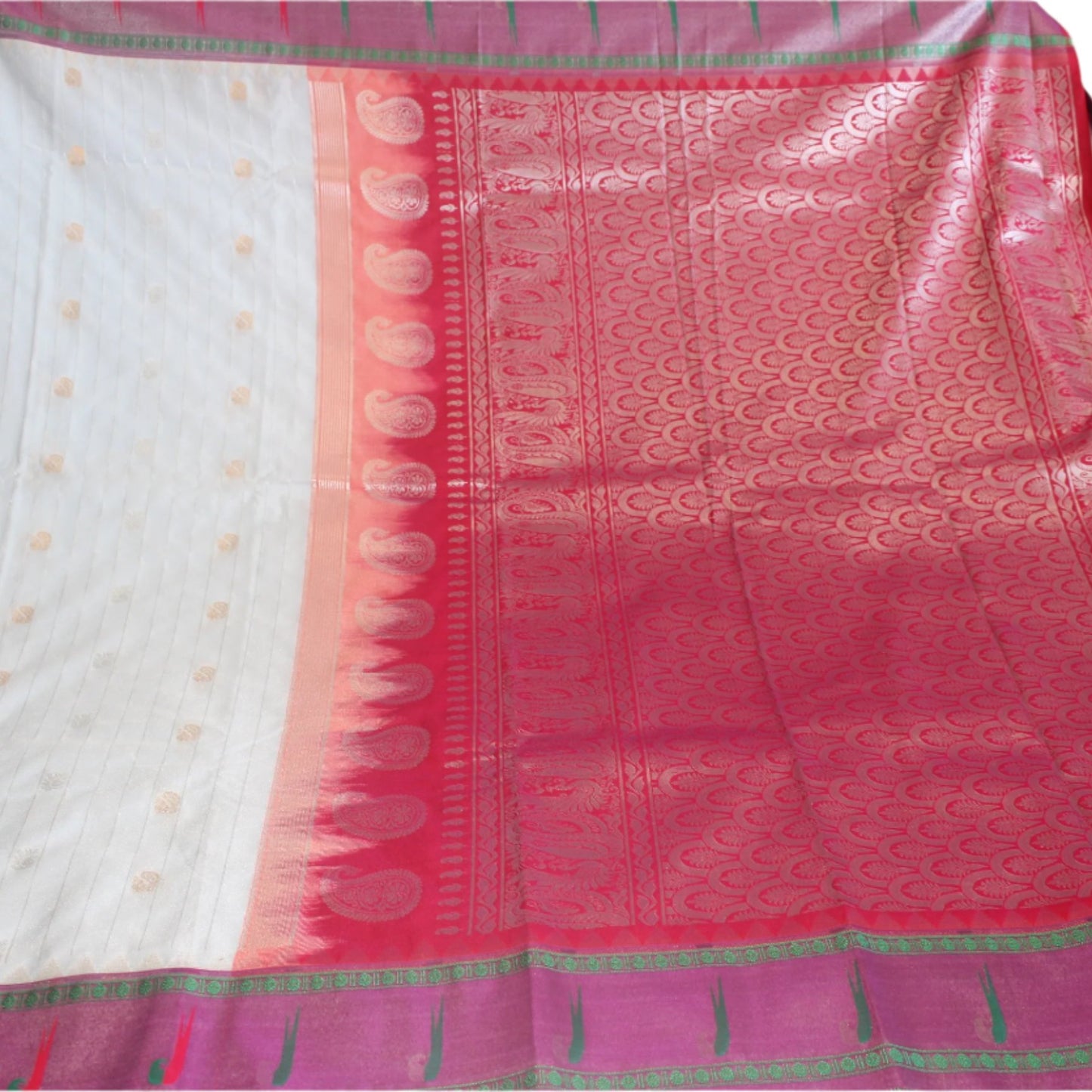 Beautiful pure Gadwal handloom Pattu saree with ready to wear blouse.