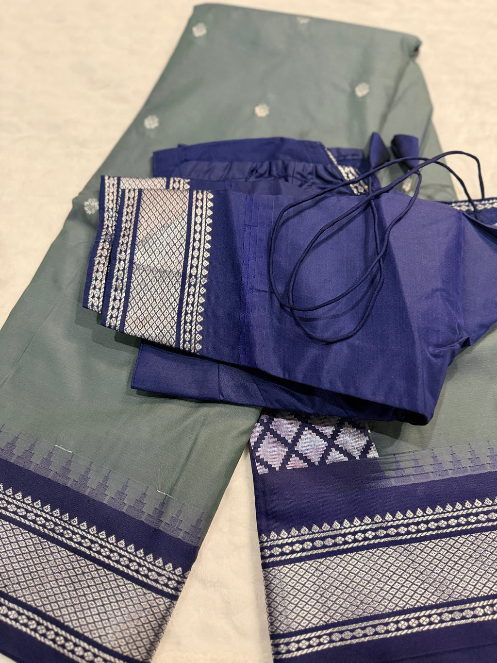 Gray color Handloom Gadwal Pattu Saree | Ready-to-Wear Blouse Included